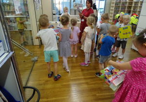 14 Dzieci czekają na wypożyczenie książeczki